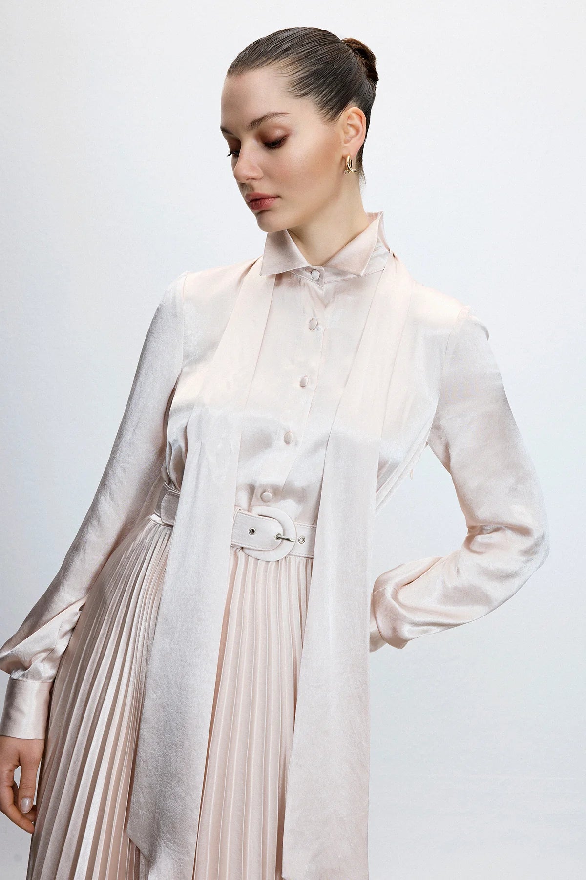 PİLİSE ETEK DETAYLI SATEN KEMERLİ UZUN ELBİSE 2040