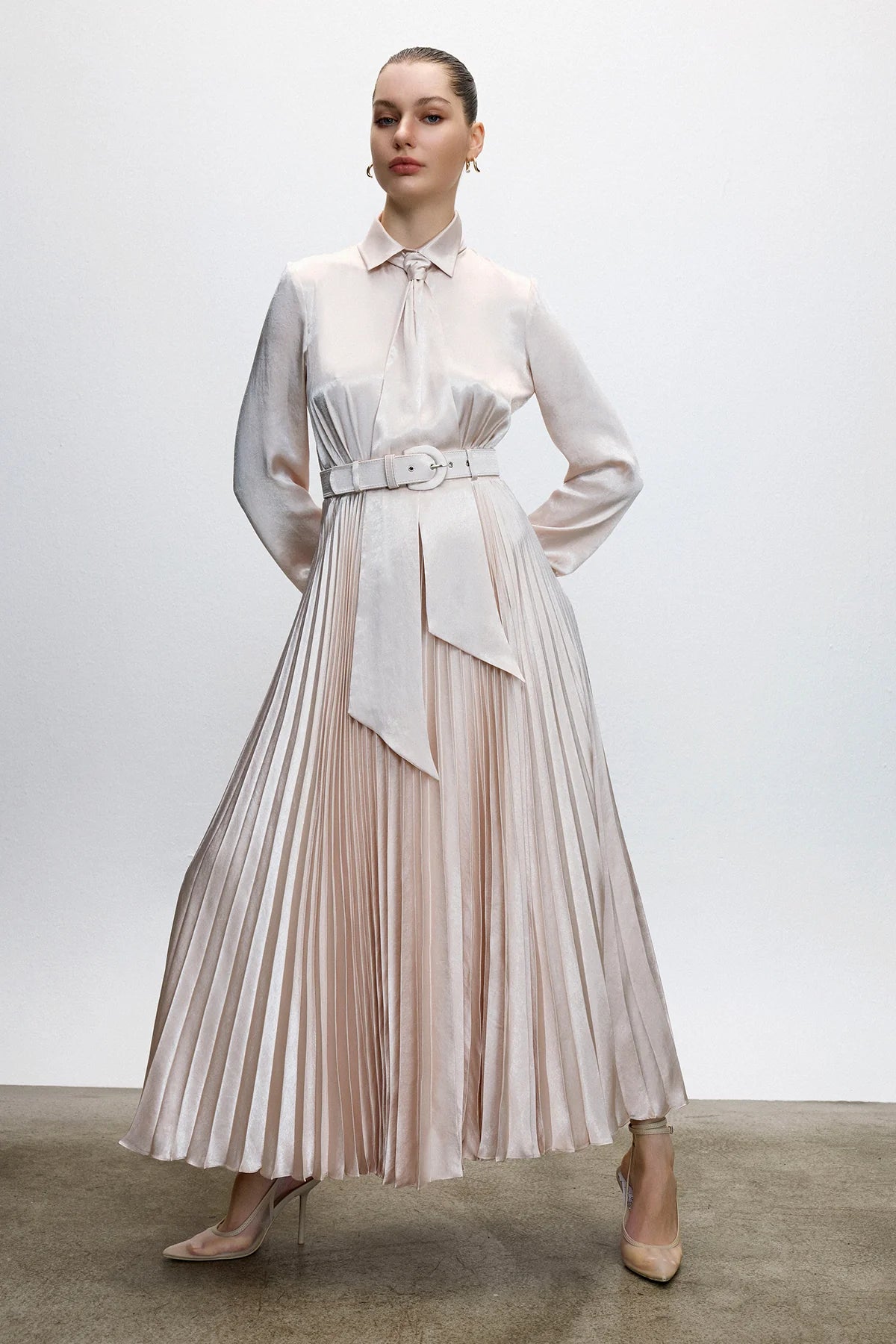 PİLİSE ETEK DETAYLI SATEN KEMERLİ UZUN ELBİSE 2040