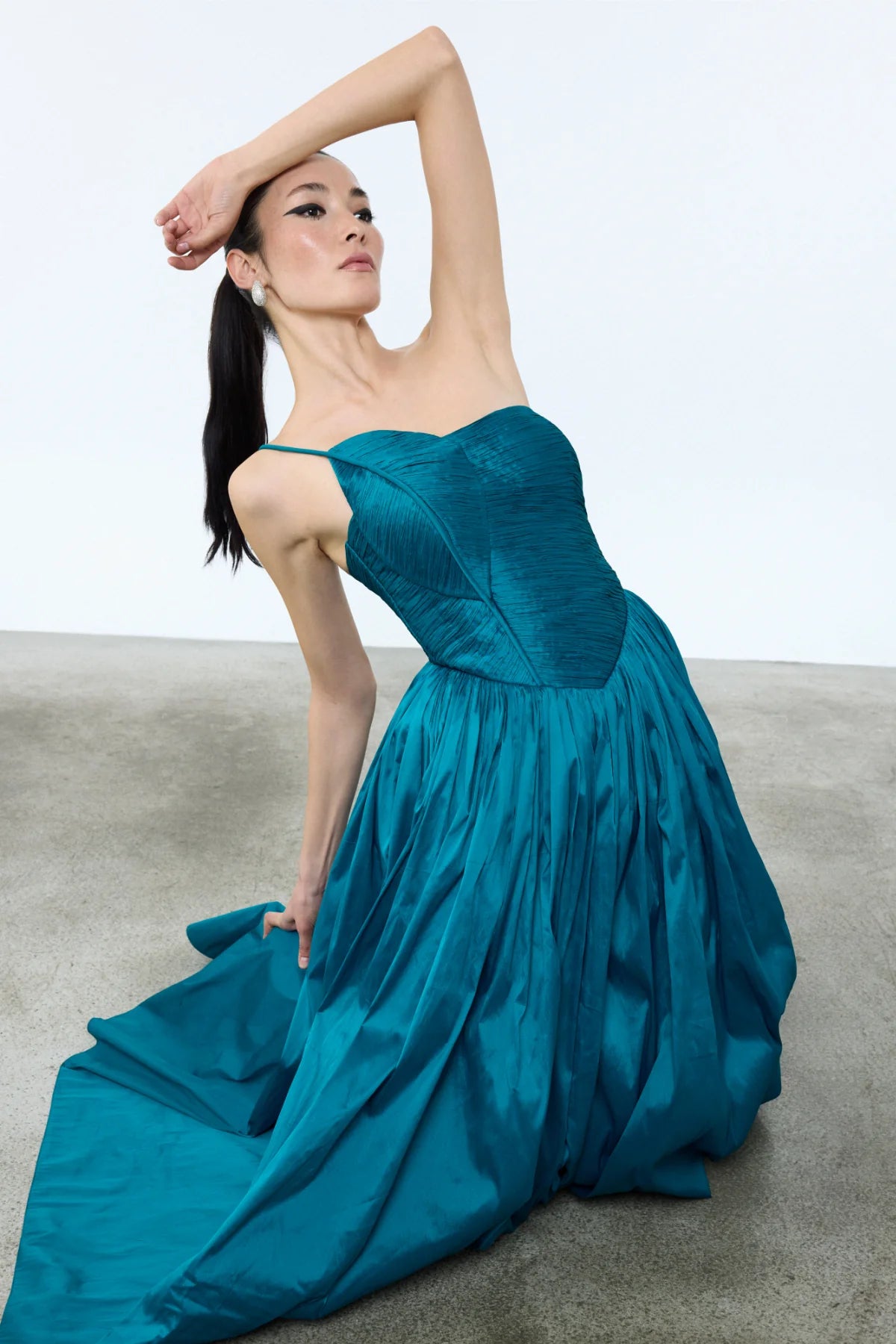 DRAPELİ SATEN TEK ASKILI ABİYE ELBİSE