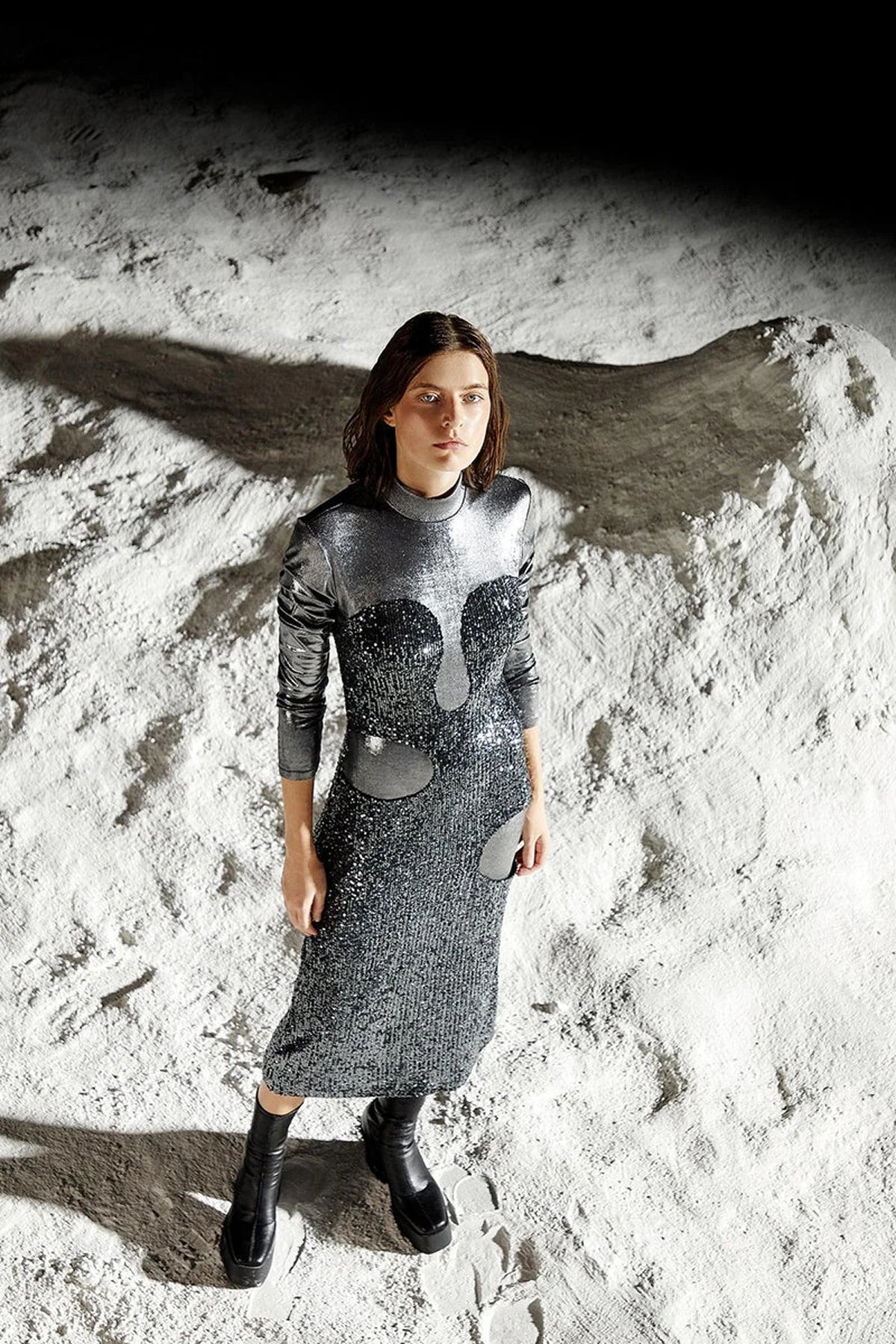 PARLAK GARNİLİ KUMAŞ MİDİ BOY ELBİSE 2049