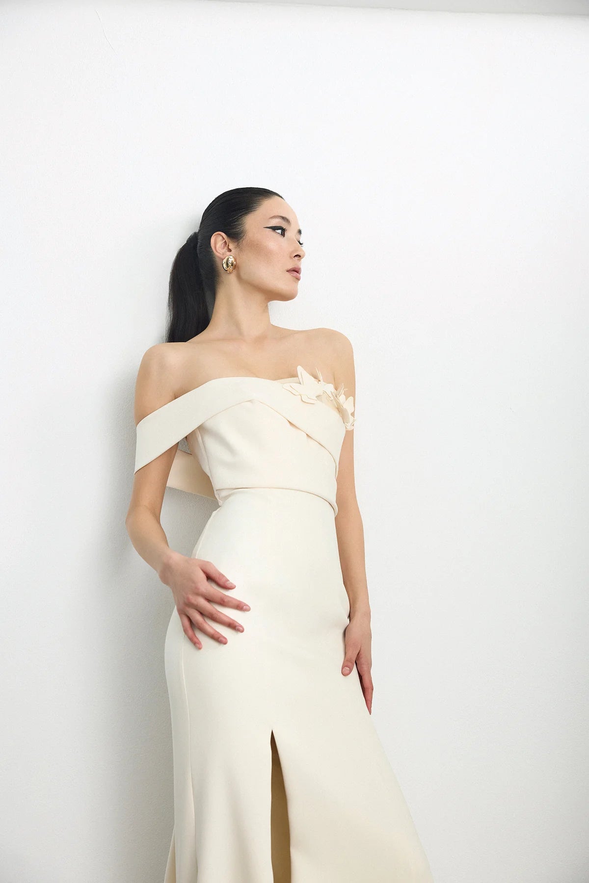 TEK OMUZ VE YIRTMAÇ DETAYLI KELEBEK APLİKELİ ABİYE ELBİSE 2032