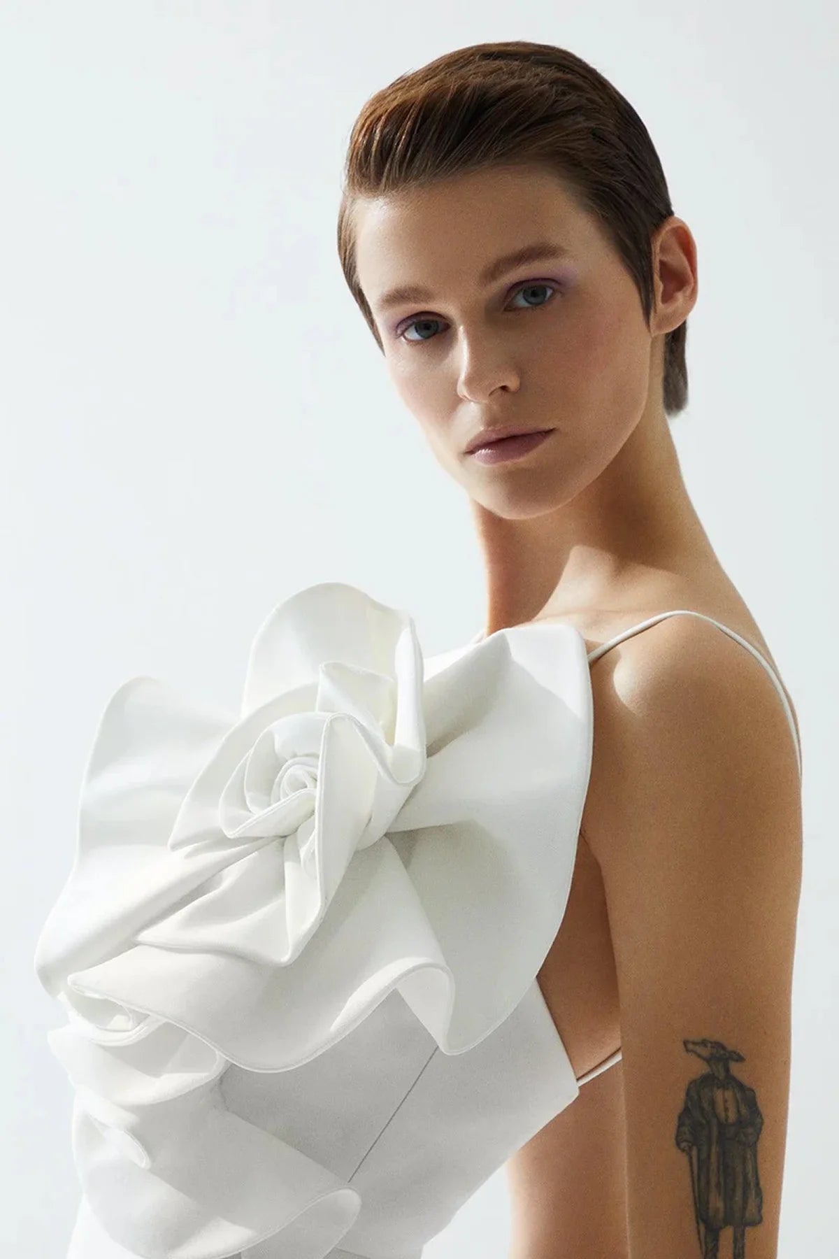 DRAPE GÜL DETAYLI ÖNDEN YIRTMAÇLI ELBİSE