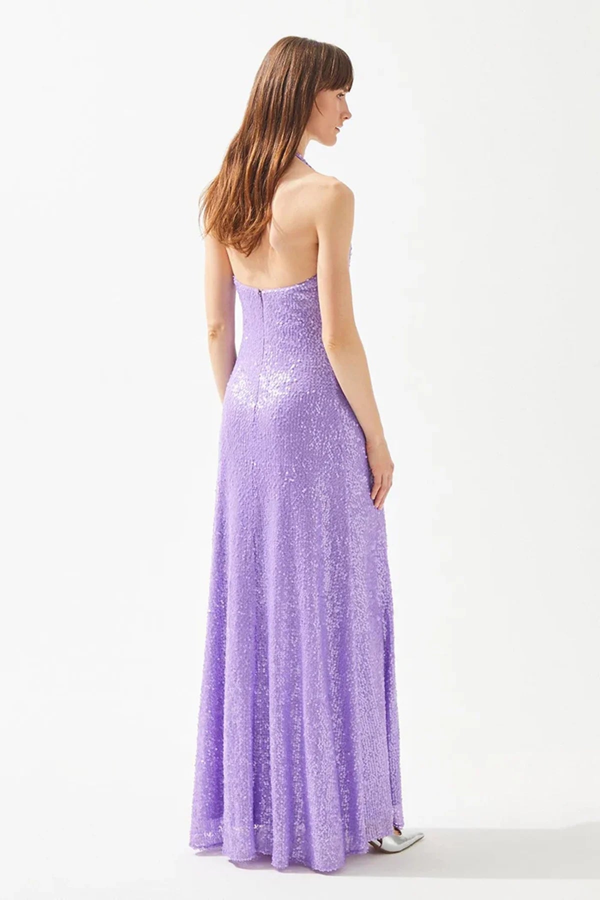 PAYETLİ DERİN V YAKA BOYUNDAN ASKILI UZUN ELBİSE