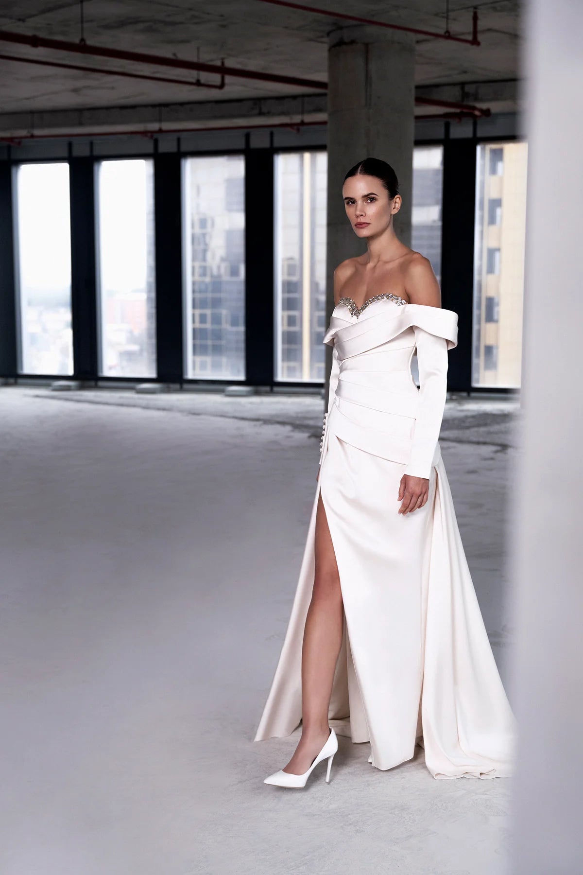 TAŞ İŞLEMELİ UZUN KOLLU SATEN YIRTMAÇLI ABİYE ELBİSE 2312