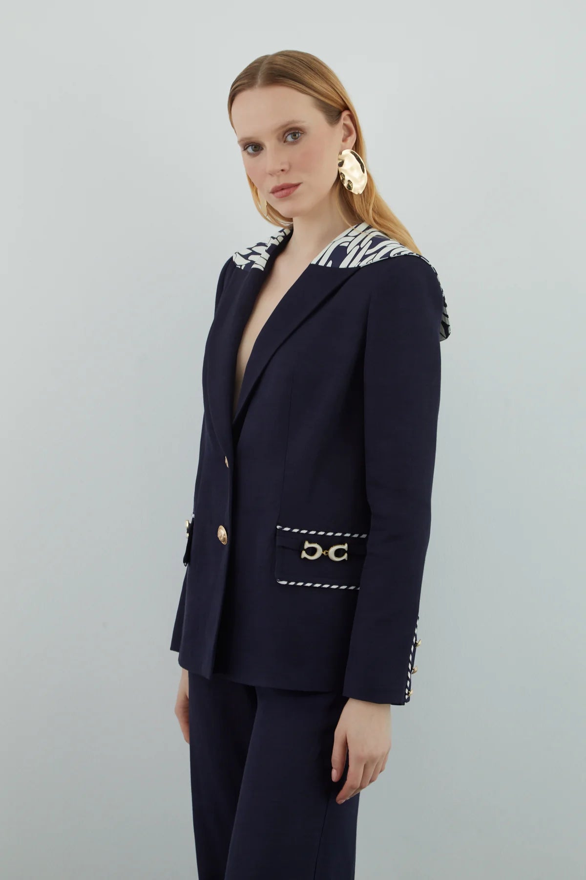 Yakası Desen Detaylı Pantolonlu Takım