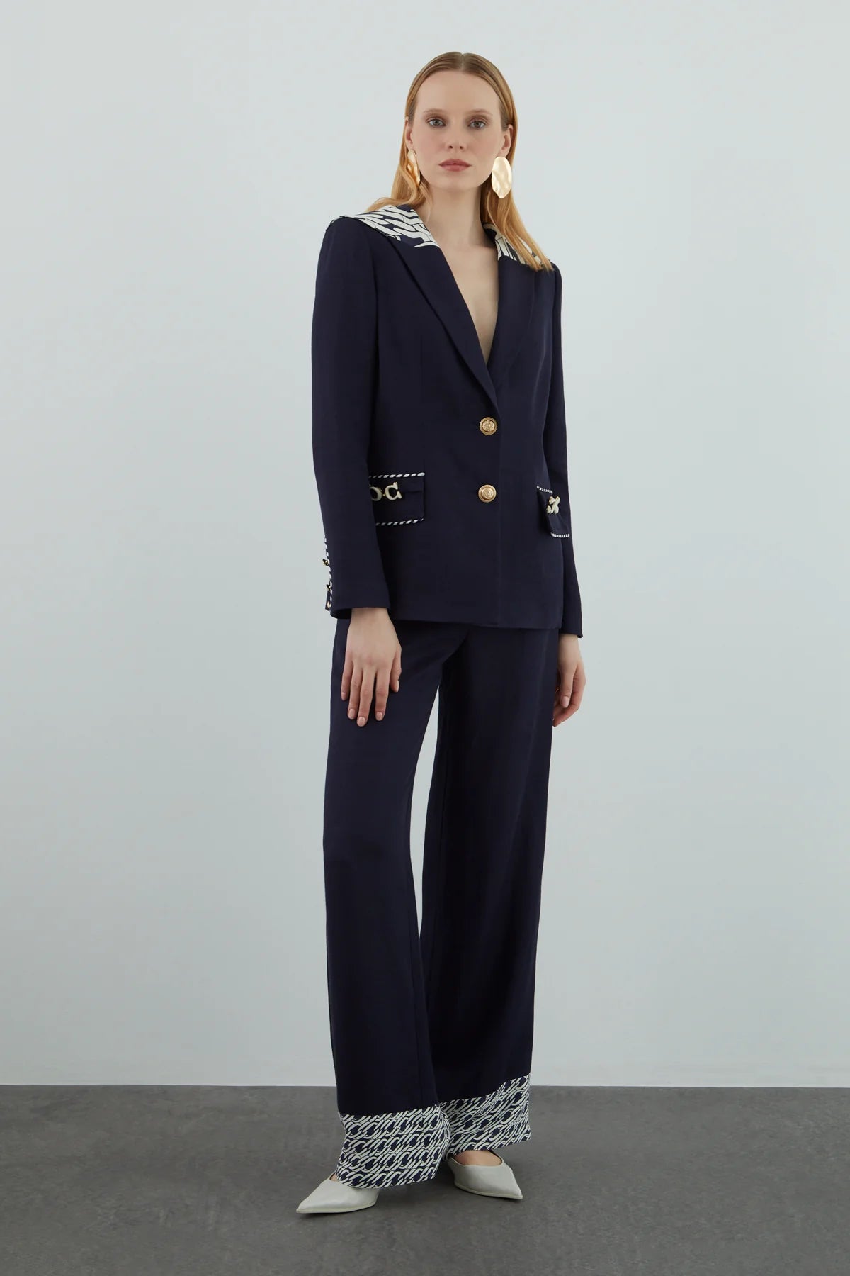 Yakası Desen Detaylı Pantolonlu Takım