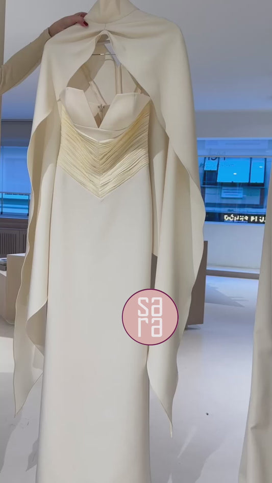 فستان بلون الأسود مغطى من جهة الصدر مقاس 42