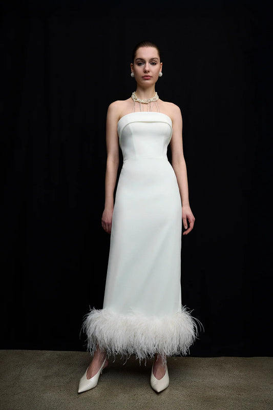 فستان سهرة متوسط ​​الطول بدون حمالات مع تنورة من الريش